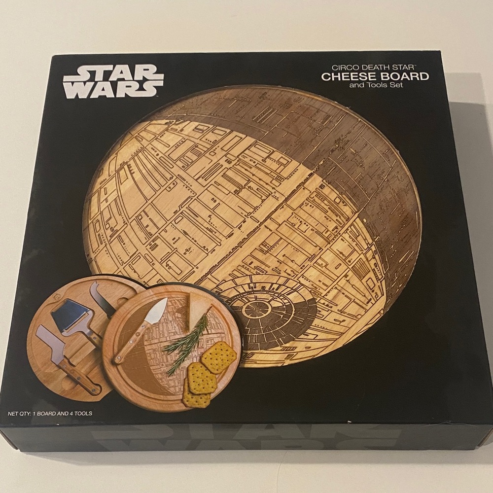 BRAND NEW NEVER USED Star Wars Brown Death Star Cheese Board Set